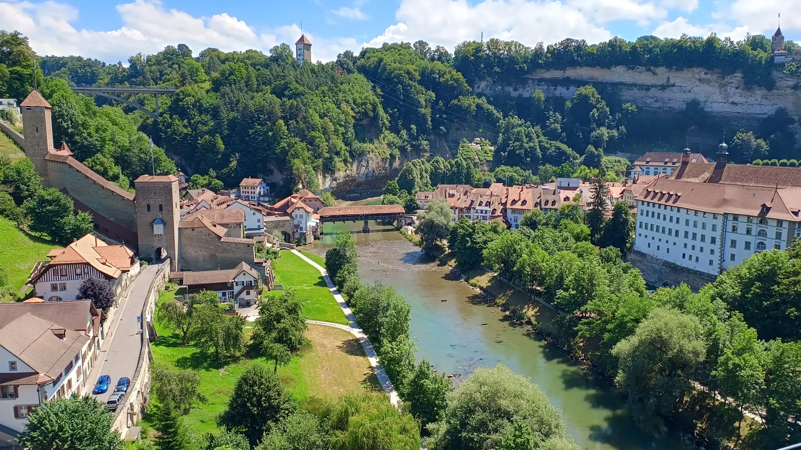 Blick von der Zähringerbrücke auf die Altstadt von Freiburg