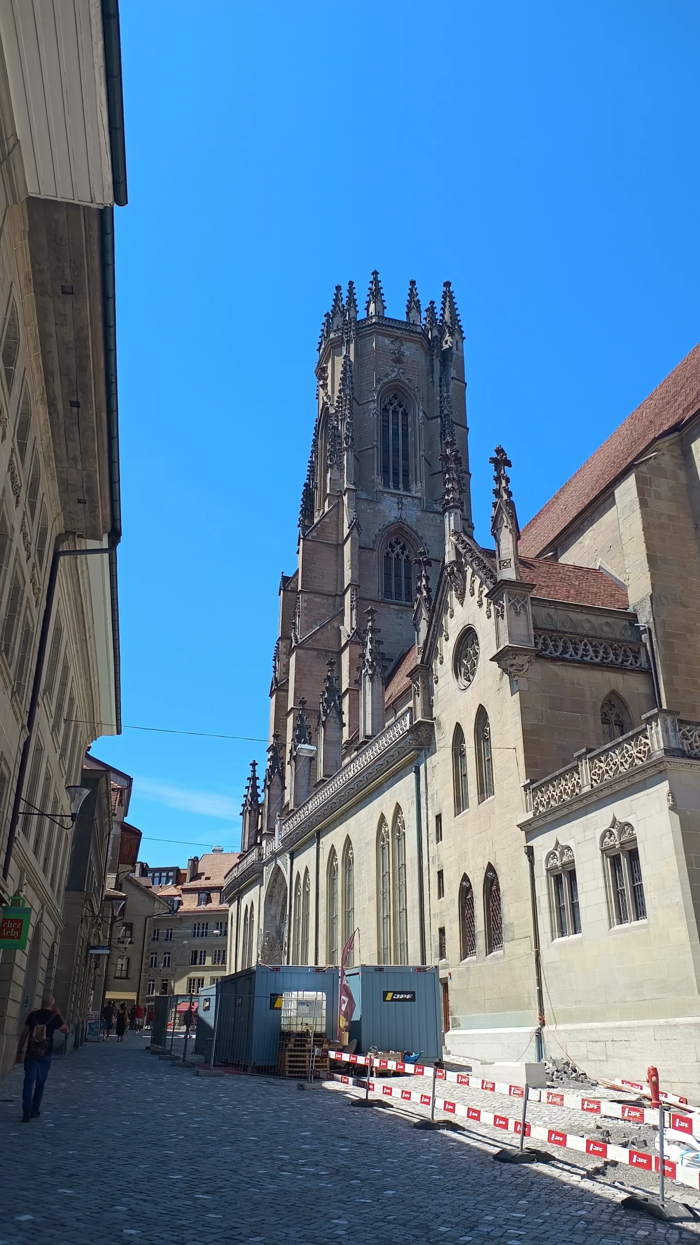 Blick auf die St. Nikolaus Kathedrale in Freiburg