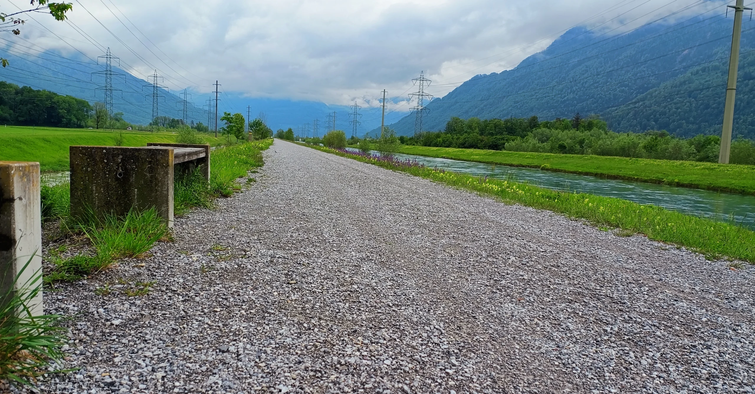 Kiesweg der Linth entlang