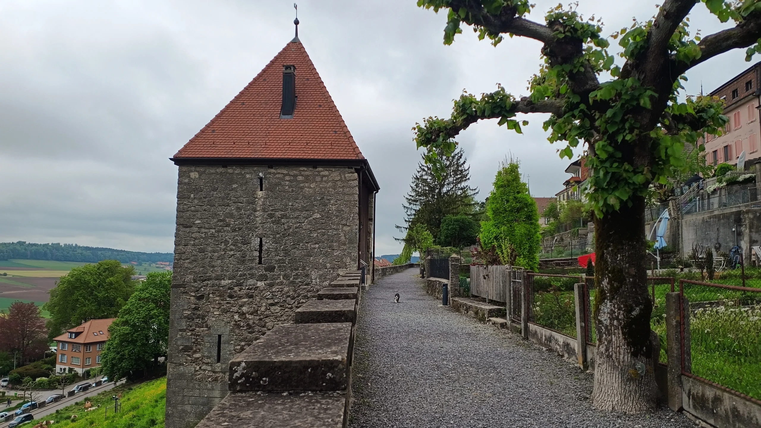 Weg entlang der Stadtmauer von Romont